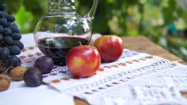 ブドウとワインのガラスが付いているバスケットのある静物 秋の果実 ステディカム撮影 — ストック動画
