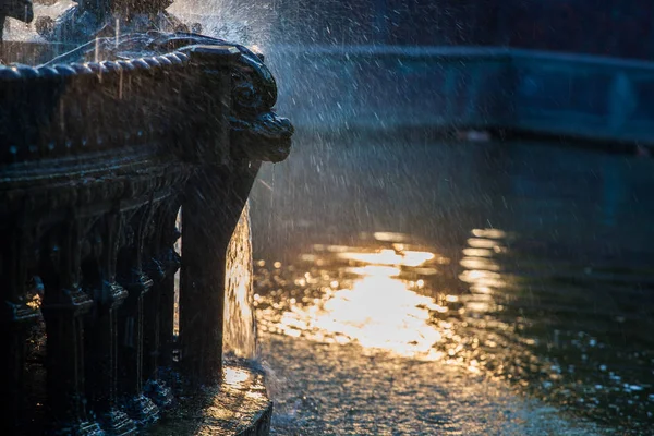 水抽象的な背景を流れる噴水詳細 — ストック写真