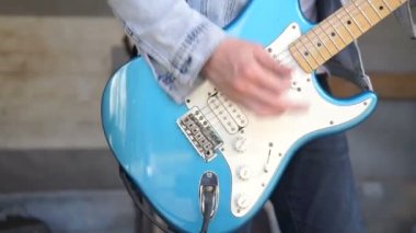 Gitar bir konserde canlı eylem. Şarkıcı sanatçı, gitar, davulcu ile sahnede performans konser rock grubu.