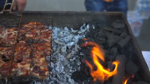 烧烤用美味的烤肉烧烤 烧烤派对在木炭烧烤上煎炸鸡肉片 — 图库视频影像