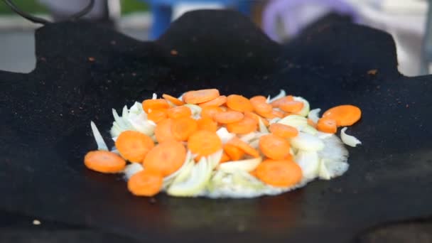 Gebratenes Gemüse Auf Backblech Vor Dunklem Hintergrund Streetfood — Stockvideo