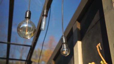 Ampulleri garland kapatın. Elektrikli ampul Parlatıcı dekorasyon tatil için yakın olarak raf odak makroyu oluşturan duvarda asılı