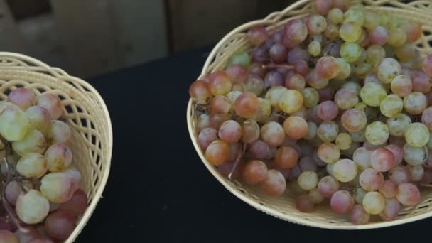 Uvas Uvas Pretas Amarelas Vermelhas Cesto Mesa Steadicam Tiro — Vídeo de Stock