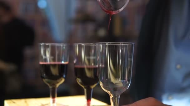 Verter Una Copa Vino Tinto Bar — Vídeo de stock