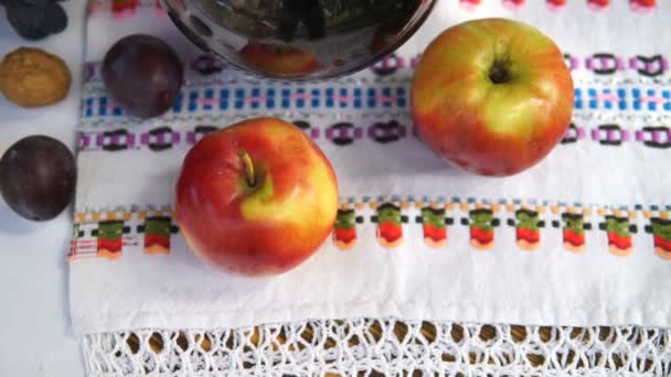 ブドウとワインのガラスが付いているバスケットのある静物 秋の果実 ステディカム撮影 — ストック動画