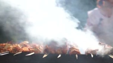 Barbekü ızgara lezzetli ızgara et ile. Barbekü partisi. Bir kömüre kızarmış tavuk et parçaları ızgara .