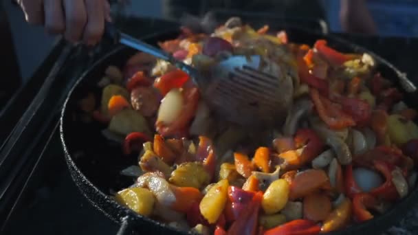ロースト チキンと野菜のオーブン 屋台の食べ物 — ストック動画