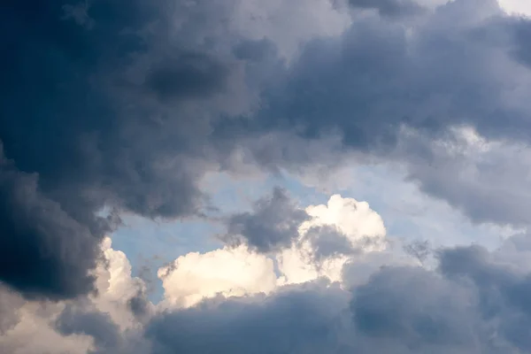 Драматическое Небо Грозовыми Облаками — стоковое фото