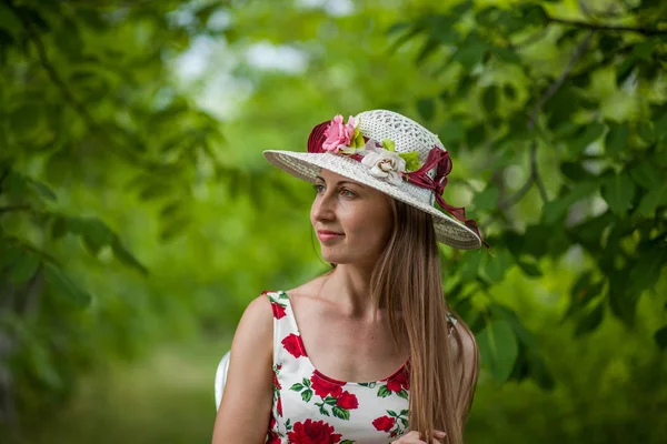 Porträtt Vacker Elegant Kvinna Ljus Vit Klänning Och Hatt Står — Stockfoto