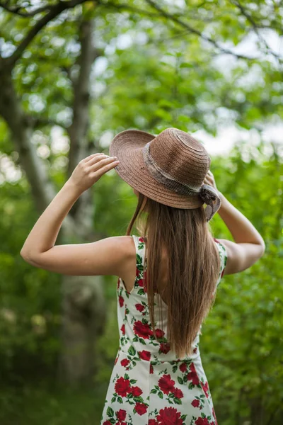 Porträtt Vacker Elegant Kvinna Ljus Vit Klänning Och Hatt Står — Stockfoto