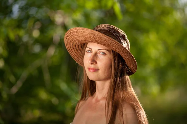 Porträtt Vacker Elegant Kvinna Ljus Vit Klänning Och Hatt Står — Stockfoto