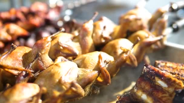 Close-up koken barbecue kwartel vogel — Stockvideo