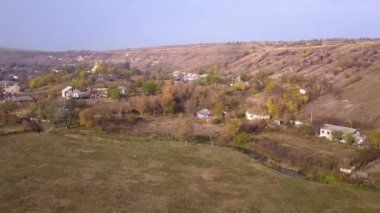 Kamera uçuş üzerinde küçük bir köy. Sonbahar manzara. Moldova Cumhuriyeti. Europe.