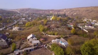 Kamera uçuş üzerinde küçük bir köy. Sonbahar manzara. Moldova Cumhuriyeti. Europe.