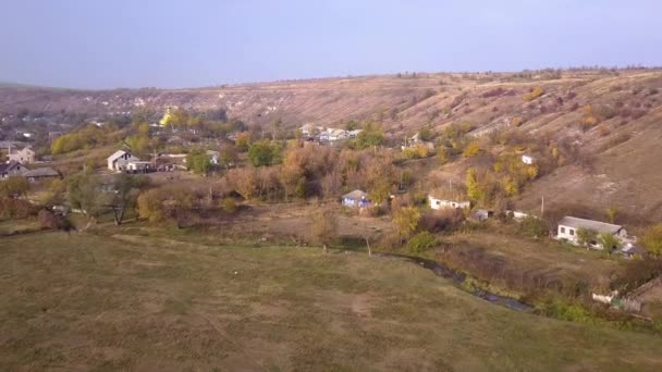 Камеры Летают Над Маленькой Деревней Осенний Пейзаж Молдавская Республика Европа — стоковое видео