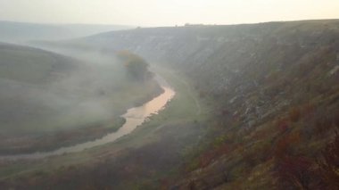 Güzel sunrisw kırsal alanda Nehri üzerinde. Sis küçük nehir üzerinde. Dağlar manzara.