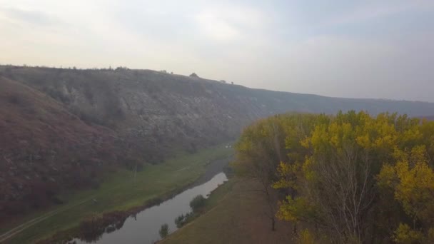 Krásná sunrisw nad řekou ve venkovské oblasti. — Stock video