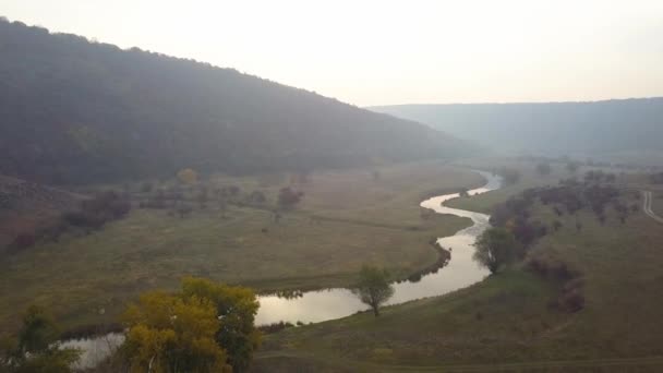 Над рекой в сельской местности . — стоковое видео