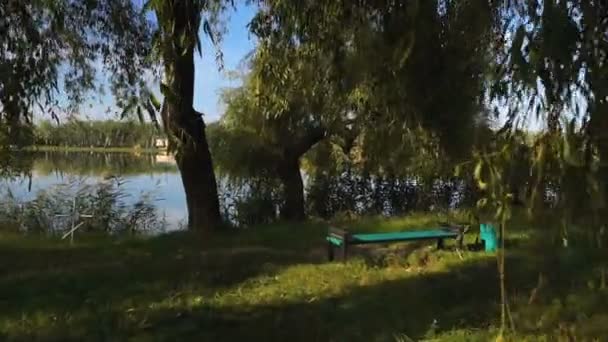 호수 쪽으로 이동 하는 카메라 — 비디오