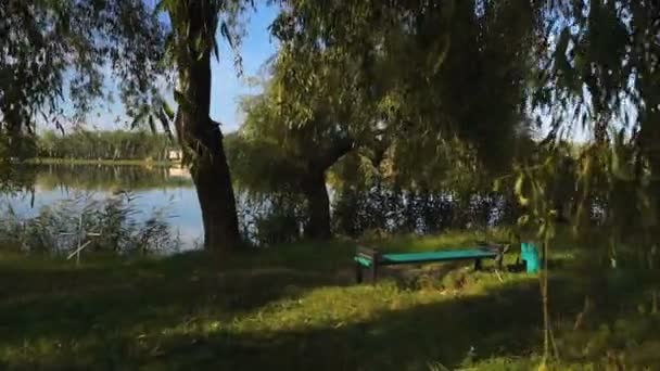 Cámara moviéndose hacia el lago — Vídeos de Stock