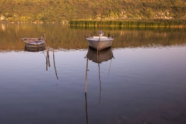 Bateau Pêche Ancré Près Des Rives Rivière — Photo