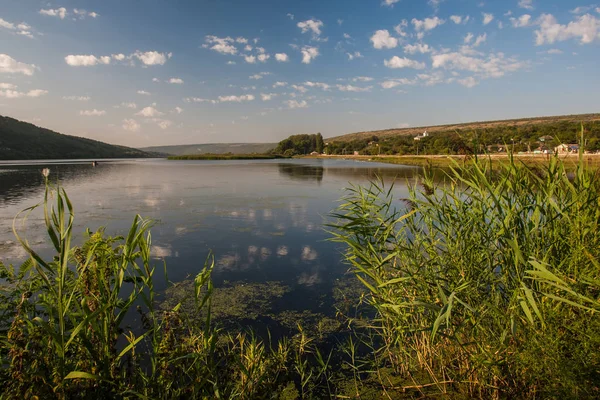 Sommarlandskap Med Floden Blå Himmel Och Reflektioner — Stockfoto