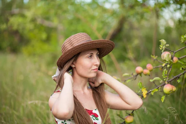 Güzel Kız Elma Bahçe Arka Plan Üzerinde Duruyor Kız Bir — Stok fotoğraf