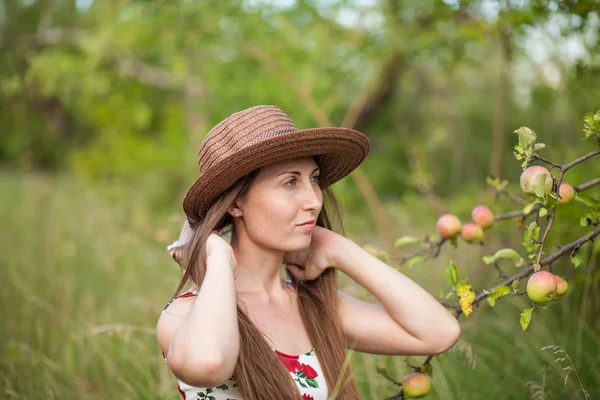 Hermosa Chica Para Fondo Del Jardín Manzanas Chica Está Vestida —  Fotos de Stock