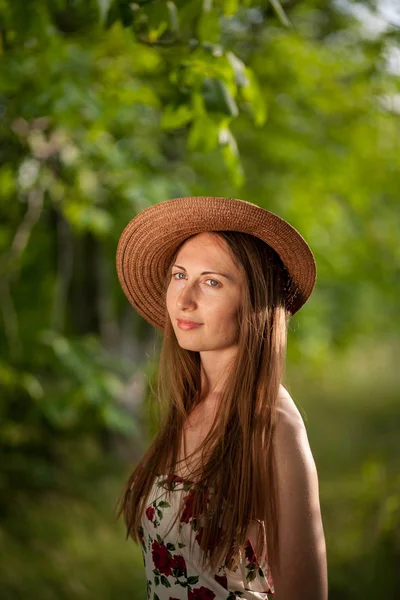 Porträtt Vacker Elegant Kvinna Ljus Vit Klänning Och Hatt Står — Stockfoto