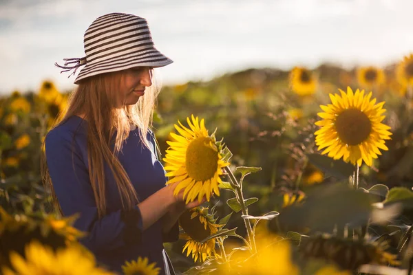 Sunset Bulvarında Ayçiçeği tarlası şapka mavi elbiseli kız kalıyor.