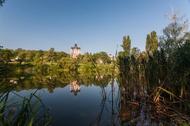 Göl Kurki Manastırı, Moldova ile manzara.