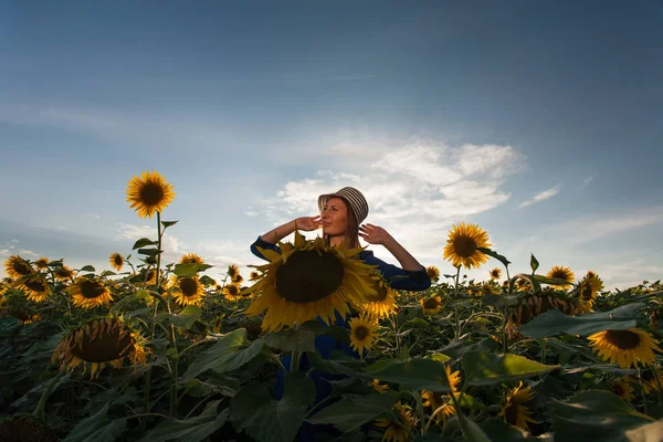 Dívka Modrých Šatech Listy Kloboukem Oblasti Slunečnice Západ Slunce — Stock fotografie