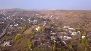 Kamera uçuş üzerinde küçük bir köy. Sonbahar manzara. Moldova Cumhuriyeti. Europe.