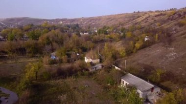 Kamera uçuş üzerinde küçük bir köy. Sonbahar manzara. Moldova Cumhuriyeti. Europe.