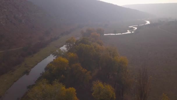 美丽的 Sunrisw 在河边的农村地区 在小河上的雾 山脉景观 — 图库视频影像