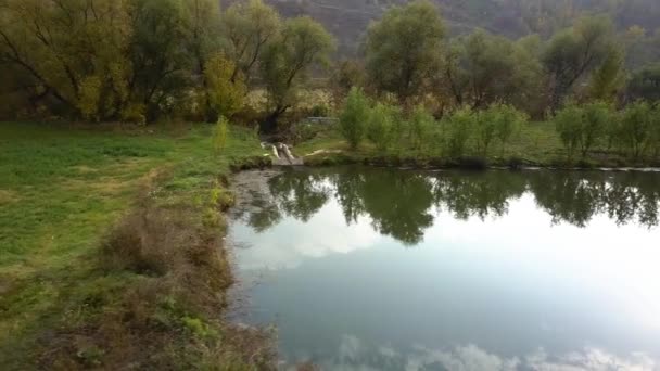 Voar Sobre Pequeno Lago Paisagem Outono — Vídeo de Stock