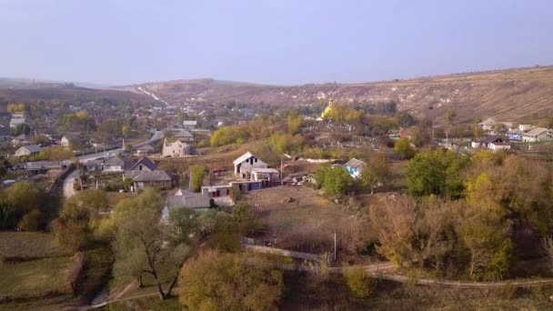 Kamera Uçuş Üzerinde Küçük Bir Köy Sonbahar Manzara Moldova Cumhuriyeti — Stok video