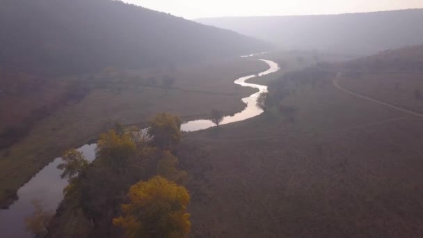 Schöner Sonnenaufgang Über Dem Fluss Ländlicher Umgebung Nebel Über Kleinem — Stockvideo