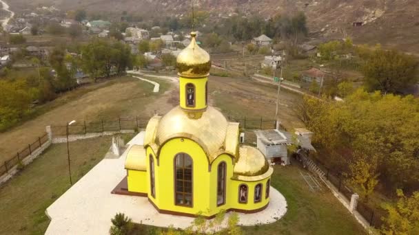 Dron Aéreo Disparó Una Pequeña Iglesia Amarilla Pueblo Rural Moldavia — Vídeos de Stock