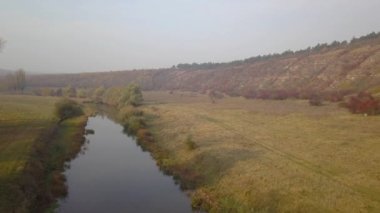 Hava dron görüntüleri İzlenme: Sonbahar manzara ve ağaç küçük nehir uçuş. Görkemli manzara.