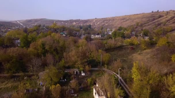 Vuelo Con Cámara Sobre Pequeño Pueblo Paisaje Otoño República Moldavia — Vídeos de Stock