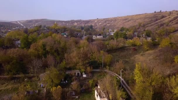 Fotoaparát letu nad malé vesnice. Podzimní krajina. Moldavská republika. Evropa.