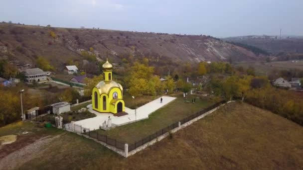 Dron Aéreo Disparó Una Pequeña Iglesia Amarilla Pueblo Rural Moldavia — Vídeos de Stock