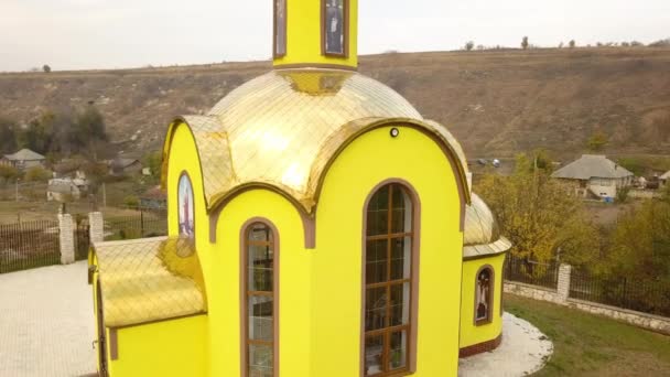 Drone Aéreo Atirou Uma Pequena Igreja Amarela Uma Aldeia Rural — Vídeo de Stock