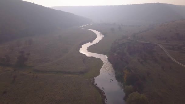 美丽的 Sunrisw 在河边的农村地区 在小河上的雾 山脉景观 — 图库视频影像