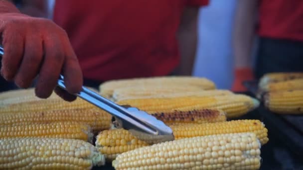 Close Milho Doce Grelhado Apetitoso Churrasqueira Festival Comida Rua — Vídeo de Stock