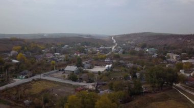 Kamera uçuş üzerinde küçük bir köy. Sonbahar manzara. Moldova Cumhuriyeti. Europe.