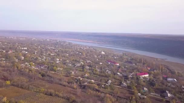 Vuelo Sobre Village River Volar Sobre Pueblo Río Otoño Pueblo — Vídeos de Stock