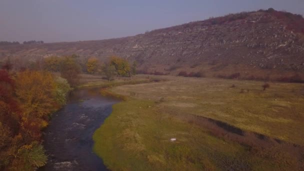農村地域における川の美しい Sunris 小さな川を覆う霧 山の風景 — ストック動画
