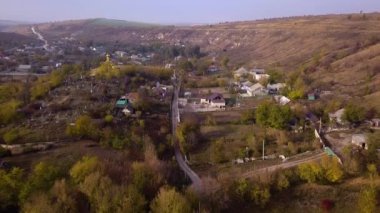 Kamera uçuş üzerinde küçük bir köy. Sonbahar manzara. Moldova Cumhuriyeti. Europe.